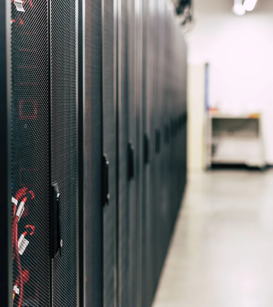 UPS-systeem geïnstalleerd in een professionele serverruimte