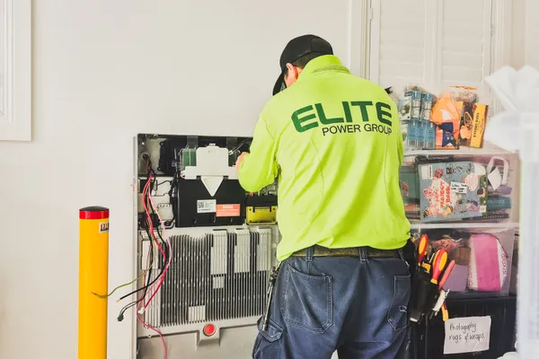 Technicus vervangt UPS-batterijen